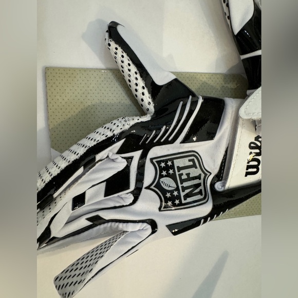 New Wilson NFL youth stretch fit receivers gloves - Picture 2 of 7